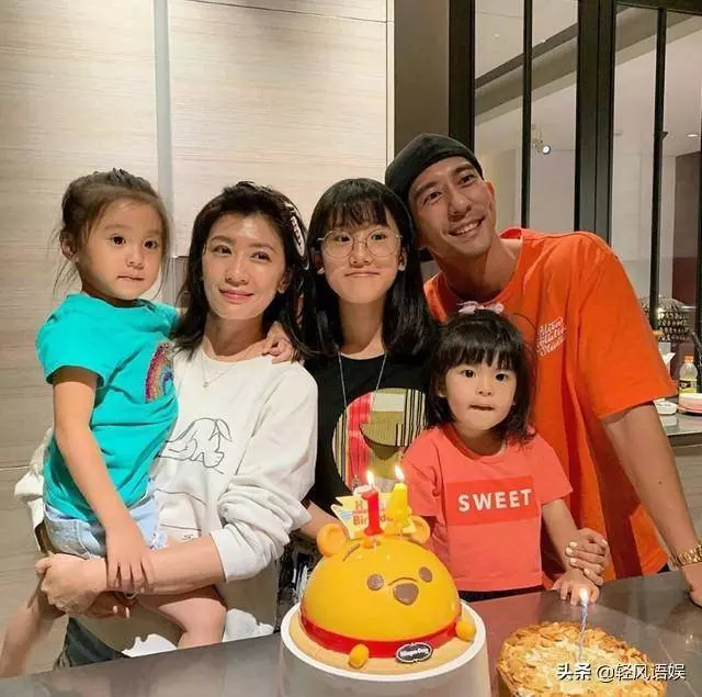 梧桐妹14歲生日一家五口甜蜜同框,蕭敬騰和女經紀人情侶裝現身