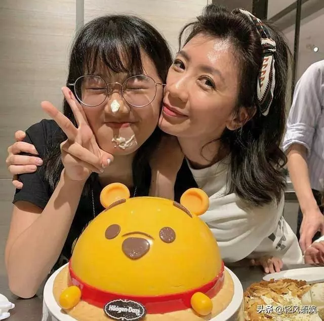 梧桐妹14歲生日一家五口甜蜜同框,蕭敬騰和女經紀人情侶裝現身