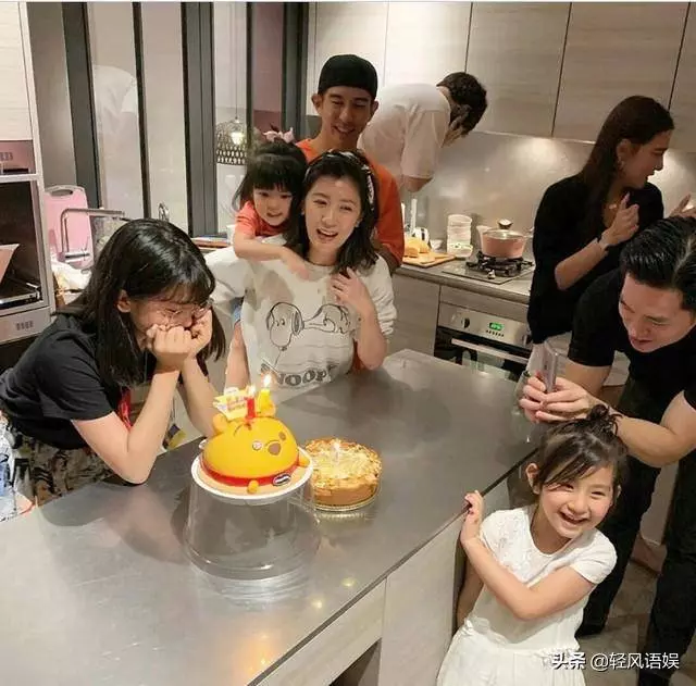 梧桐妹14歲生日一家五口甜蜜同框,蕭敬騰和女經紀人情侶裝現身