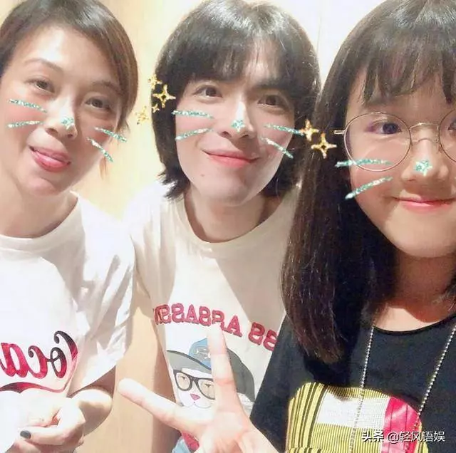 梧桐妹14歲生日一家五口甜蜜同框,蕭敬騰和女經紀人情侶裝現身