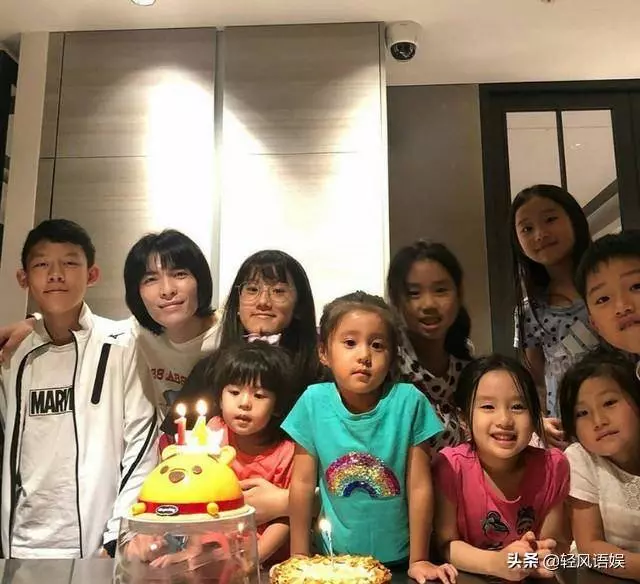 梧桐妹14歲生日一家五口甜蜜同框,蕭敬騰和女經紀人情侶裝現身