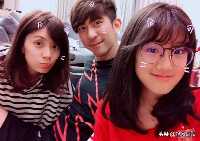 梧桐妹14歲生日一家五口甜蜜同框,蕭敬騰和女經紀人情侶裝現身