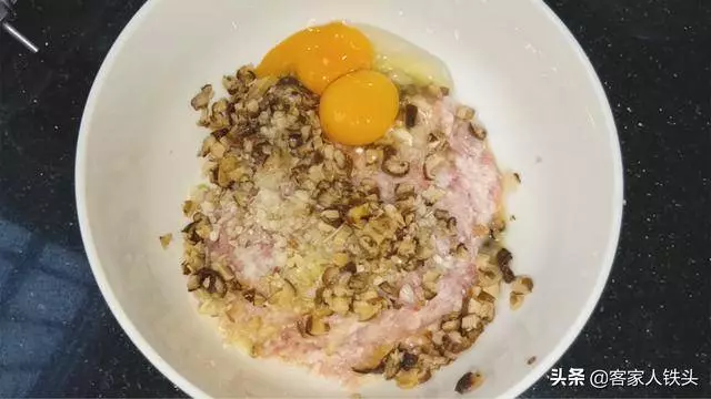 蓮藕自從學會這個做法,家人三天兩頭點名吃,軟糯鮮香,好吃解饞