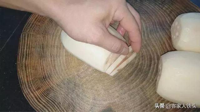 蓮藕自從學會這個做法,家人三天兩頭點名吃,軟糯鮮香,好吃解饞