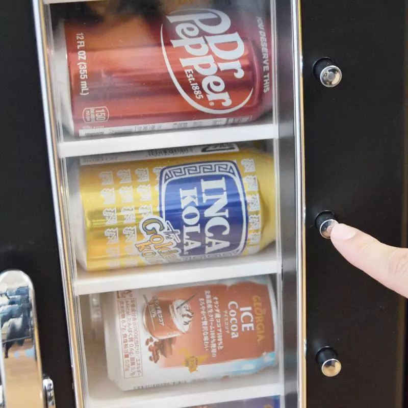 縮小版「個人販賣機」可直接放桌上 按一下「飲料掉下來」好好玩