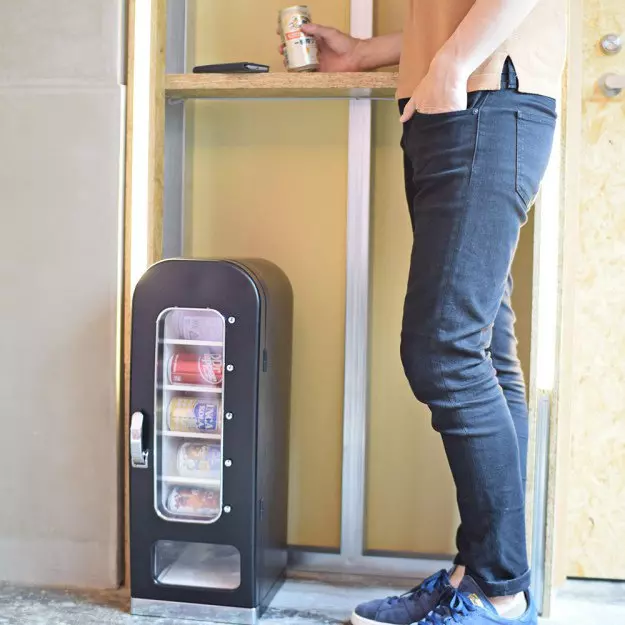 縮小版「個人販賣機」可直接放桌上 按一下「飲料掉下來」好好玩