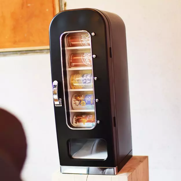 縮小版「個人販賣機」可直接放桌上 按一下「飲料掉下來」好好玩