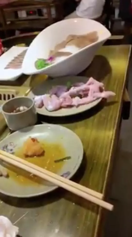 田雞肉自己逃跑!女食客傻眼尖叫 牠爬行5秒「咚」掉下去