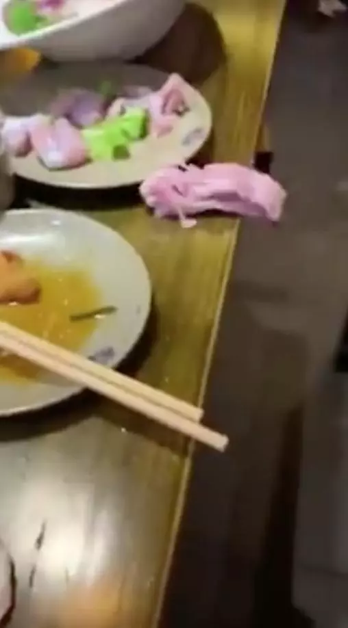 田雞肉自己逃跑!女食客傻眼尖叫 牠爬行5秒「咚」掉下去