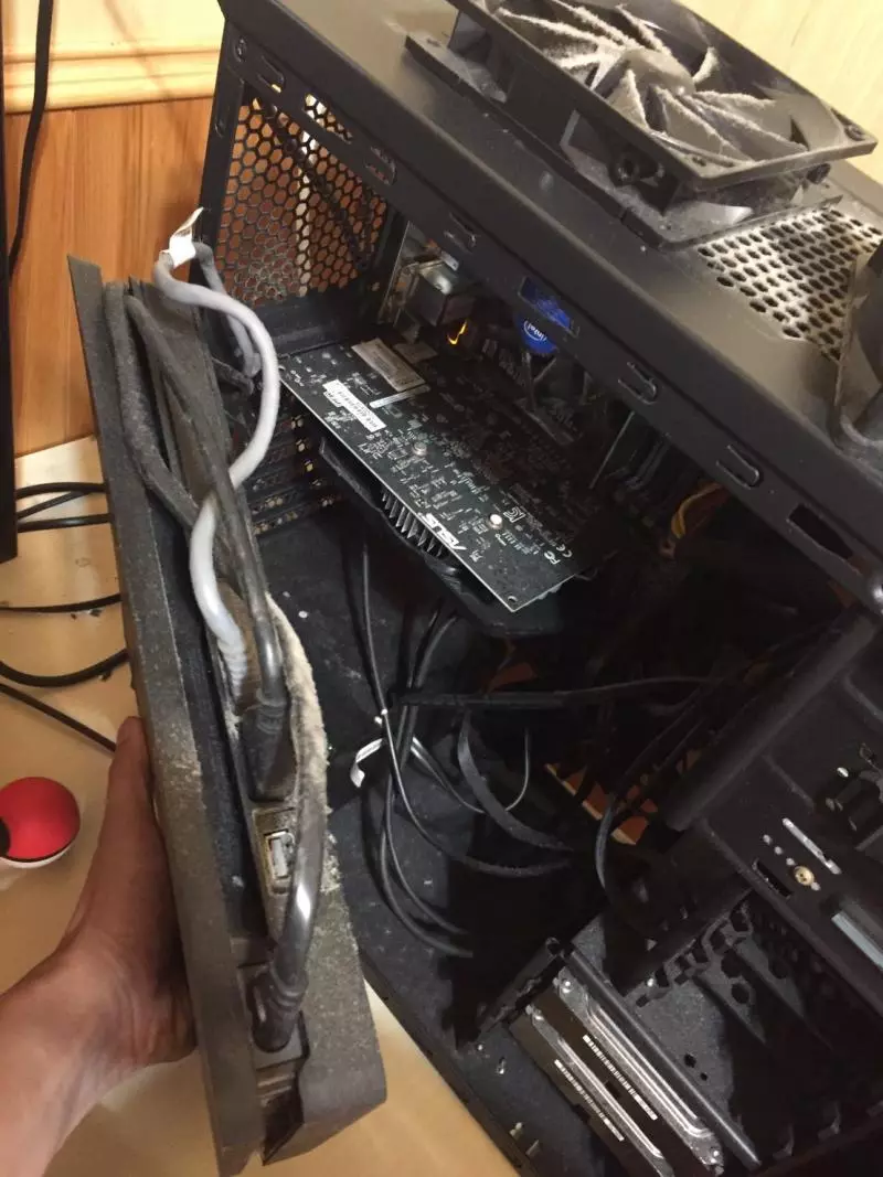 男子「把PS4藏在電腦盒」成功躲老婆 網追問:快說機殼在哪買的?