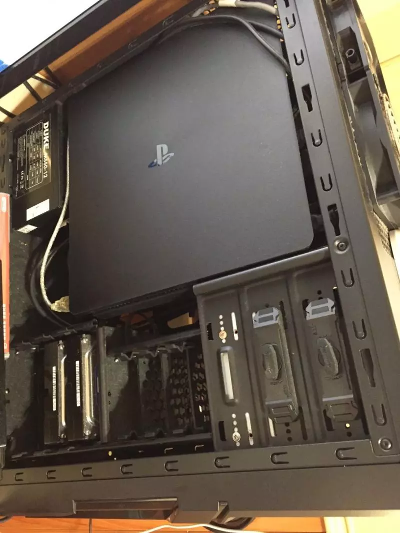 男子「把PS4藏在電腦盒」成功躲老婆 網追問:快說機殼在哪買的?