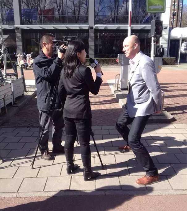 30個「高個子每天都要忍受」的日常煩惱 合照最常「被消失」