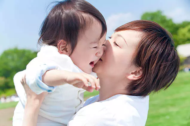 研究:嬰幼兒時期多抱抱,長大聰明獨立社交好
