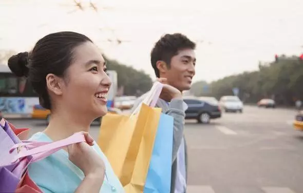 女友帶我回家見父母,看到女友家的保姆,我找藉口趕緊離開