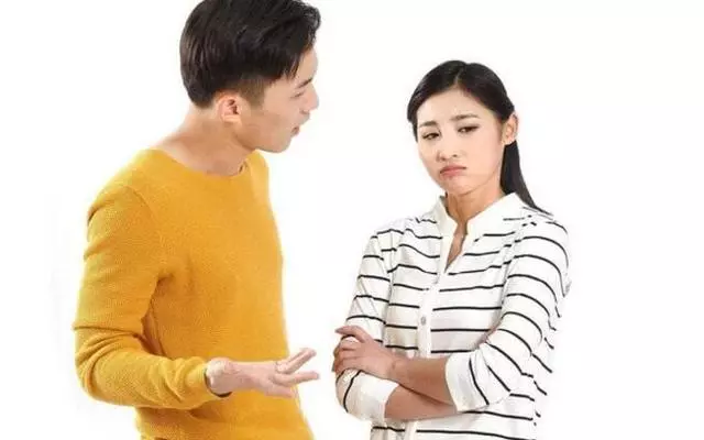 大哥住院我給4萬,門口收到一條簡訊,回家後我怒扇妻子一巴掌