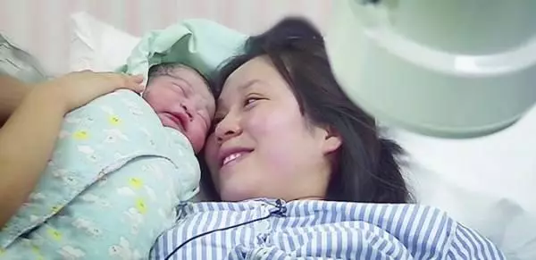 婆婆嫌我未婚先孕,不准我進門,寶寶出生後婆婆上門跪求我回去
