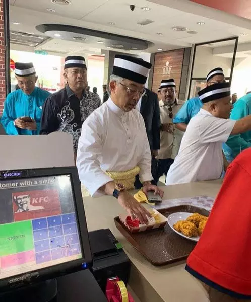 吃炸雞 不擾民 元首排隊買KFC | 中國報 China Press