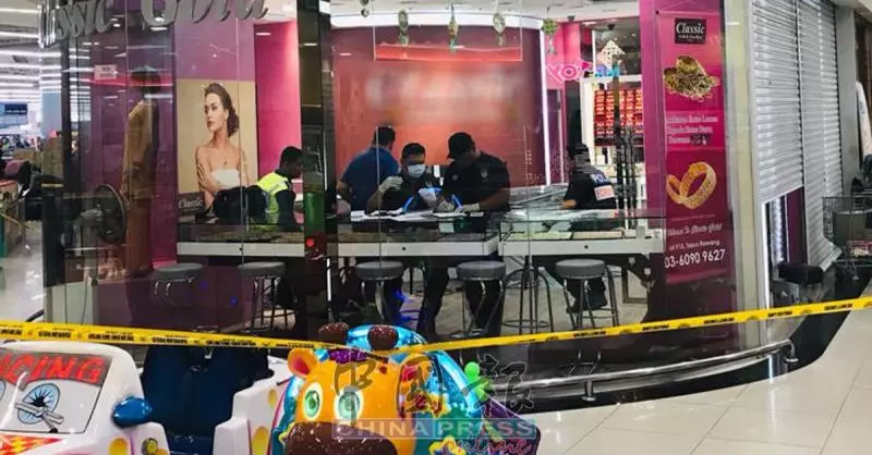 霸市金店又遇劫 4匪掠走50萬金飾 | 中國報 China Press