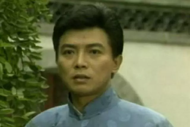 淡出影壇14年,「婉君大少爺」張佩華近照曝光,只有一物相伴,滿頭白髮認不出,網友卻說:很幸福!