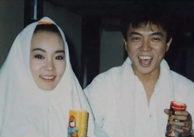 淡出影壇14年,「婉君大少爺」張佩華近照曝光,只有一物相伴,滿頭白髮認不出,網友卻說:很幸福!