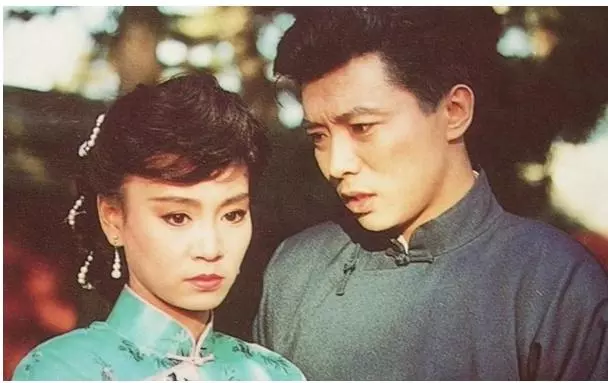 淡出影壇14年,「婉君大少爺」張佩華近照曝光,只有一物相伴,滿頭白髮認不出,網友卻說:很幸福!