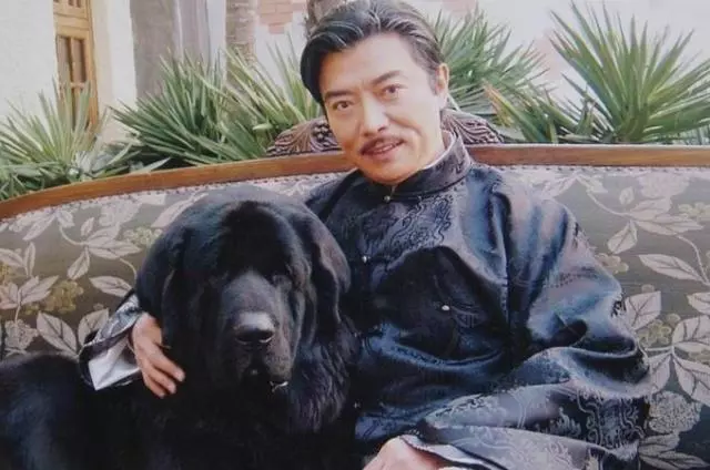 淡出影壇14年,「婉君大少爺」張佩華近照曝光,只有一物相伴,滿頭白髮認不出,網友卻說:很幸福!