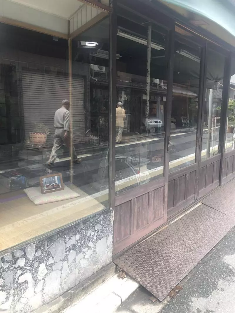 「牠曾躺這裡,被愛過…」 主人坐墊上放「天國貓咪照」網泛淚:牠從沒被忘記