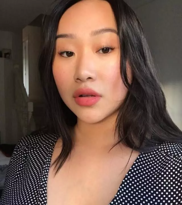 林憶蓮李宗盛21歲女兒近照曝光,單手夾煙身材火爆,大膽不羈!
