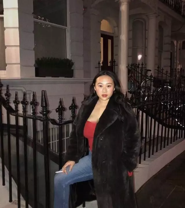 林憶蓮李宗盛21歲女兒近照曝光,單手夾煙身材火爆,大膽不羈!