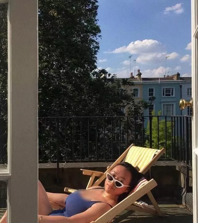 林憶蓮李宗盛21歲女兒近照曝光,單手夾煙身材火爆,大膽不羈!