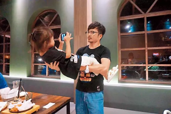 唐從聖「得怪病腫成豬頭」,中西醫都沒輒,悲觀對2女兒「交代後事」想捐贈器官,挺病體兼2副業養家