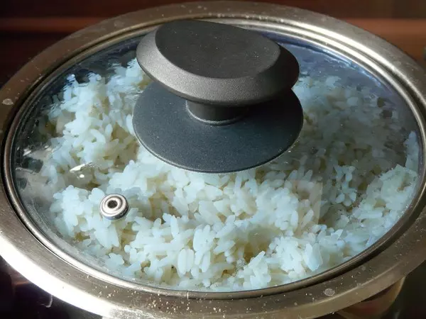 過年沒回家!學生妹打工回宿舍「電鍋憑空出現白飯」 免費吃一個月「瞥見監視器畫面」差點吐出來