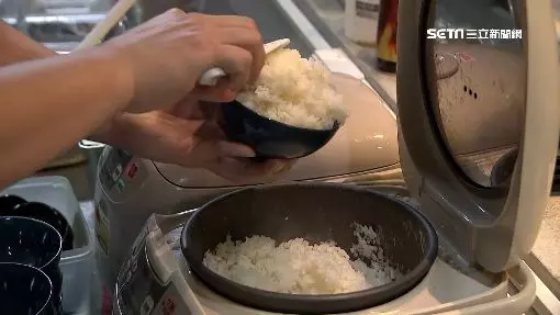過年沒回家!學生妹打工回宿舍「電鍋憑空出現白飯」 免費吃一個月「瞥見監視器畫面」差點吐出來