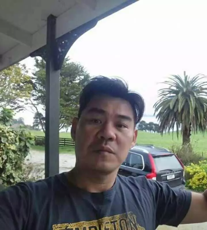 【我給你紅啦!】新加坡男子逼老婆「賣K粉」,利用孩子在ICU的照片騙錢去「賭球」,再叫老婆還賭債「30多千」!