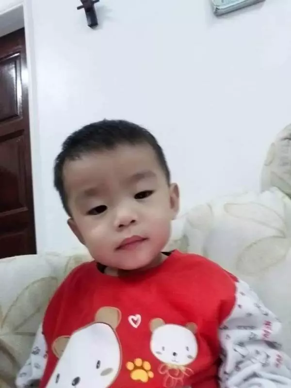 【我給你紅啦!】新加坡男子逼老婆「賣K粉」,利用孩子在ICU的照片騙錢去「賭球」,再叫老婆還賭債「30多千」!
