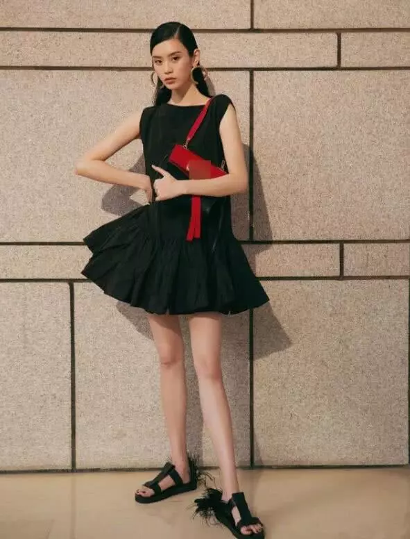 又一對兒姐弟戀!奚夢瑤能被小六歲男友求婚,她的好衣品功不可沒