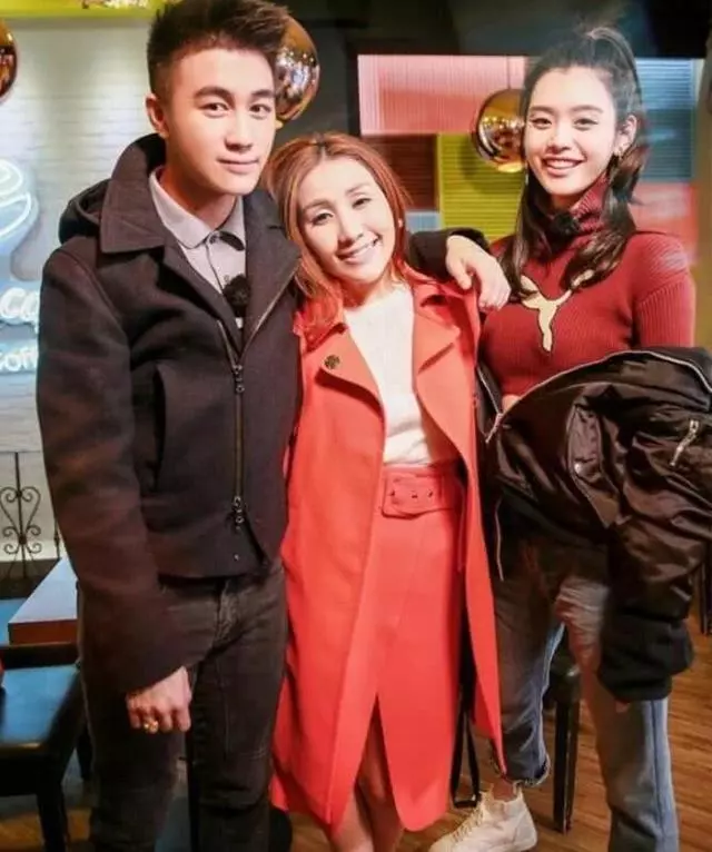 又一對兒姐弟戀!奚夢瑤能被小六歲男友求婚,她的好衣品功不可沒