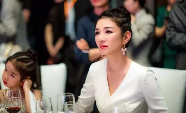 「消費」女兒和曾患癌的父親,黃奕引爭議,她是真性情還是太傻?