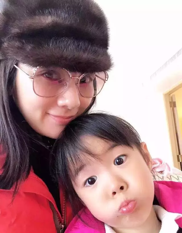 「消費」女兒和曾患癌的父親,黃奕引爭議,她是真性情還是太傻?