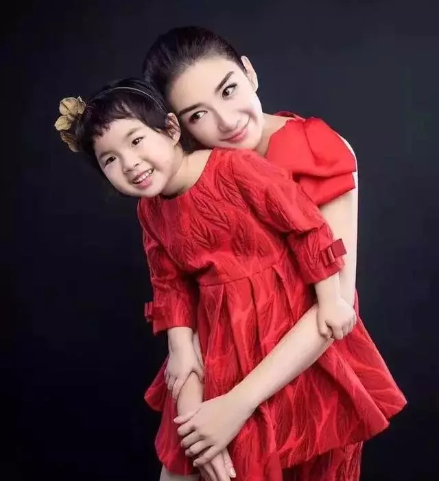 「消費」女兒和曾患癌的父親,黃奕引爭議,她是真性情還是太傻?