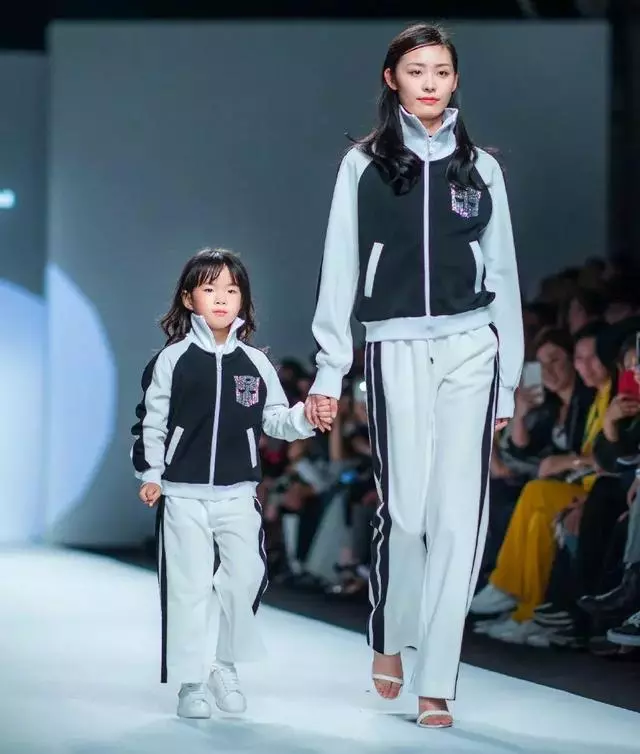 「消費」女兒和曾患癌的父親,黃奕引爭議,她是真性情還是太傻?