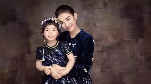 「消費」女兒和曾患癌的父親,黃奕引爭議,她是真性情還是太傻?