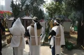 母親去世,房子留給大兒,錢給二兒,給女兒留一句話:照顧他倆