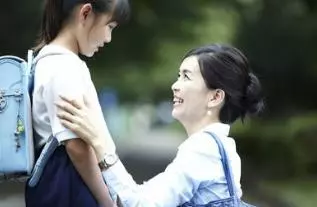 母親去世,房子留給大兒,錢給二兒,給女兒留一句話:照顧他倆