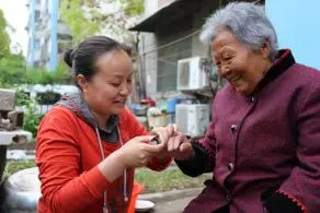 母親去世,房子留給大兒,錢給二兒,給女兒留一句話:照顧他倆
