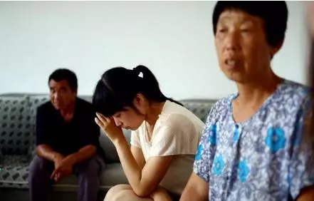 我在婆家不受待見,母親背著糧食來看望,看到裡面的紙條我傻了