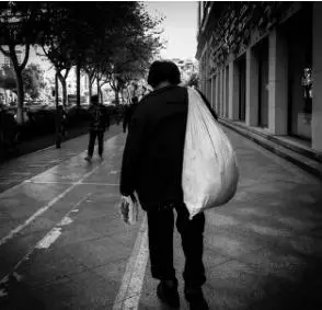 我在婆家不受待見,母親背著糧食來看望,看到裡面的紙條我傻了