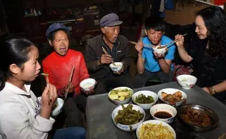 小伙入贅父子不歡而散,席間老人遲遲不來吃飯,兒子去看後傻了