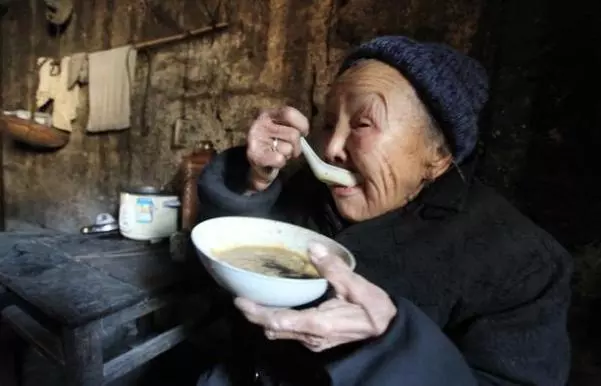窮老太被兒子趕走,村裡拆遷賠老人100萬,兒子趕到家後,傻了
