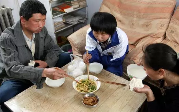 老人藏有玉鐲,兒女紛紛孝順他,5年後老人去世,倆人才知上當了